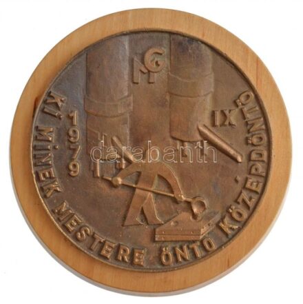 1979. 'MG - IX. Ki minek mestere öntő középdöntő' jelzetlen Br emlékérem (110mm) fa talapzaton (136mm) T:2