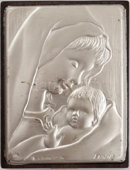 Ezüst (Ag) préselt lemez 'Szűz Mária gyermekével', jelzett, fa alapon, 8×6 cm