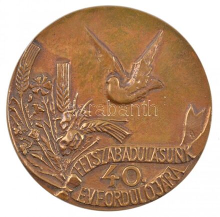 1985. 'Felszabadulásunk 40. évfordulójára' egyoldalas, öntött bronz emlékérem. Szign.: BB (91mm) T:1-