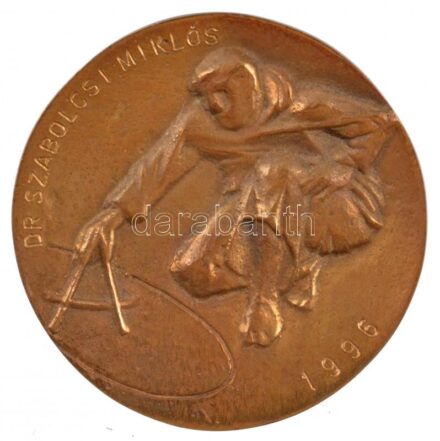 1985. 'UNIVERSITAS SCIENTIARUM BUDAPESTINENSIS DE ROLANDO EÖTVÖS NOMINATA 1635-1985' kétoldalas, öntött bronz emlékérem, előlapján gravírozva, tokban (59mm) T:1-