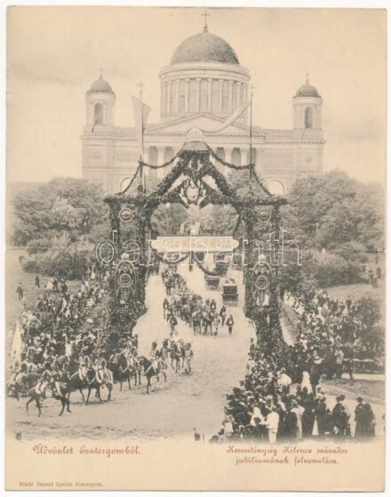 Esztergom, Kereszténység kilenc százados jubileumának (1000-1900) felvonulása a Bazilika előtt. 'Isten - Király - Haza' feliratos díszkapu. Stromf Ignác kiadása. Kihajtható képeslap (hajtásnál kicsit szakadt / slightly torn at fold)