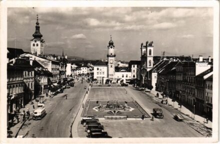 Besztercebánya, Banská Bystrica; tér, automobilok, autóbusz, üzletek / square, automobiles, autobus, shops (ragasztónyom / glue marks)