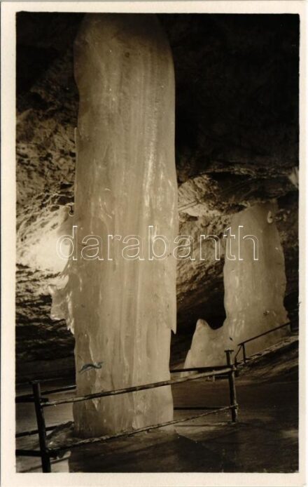 Dobsina, Dobschau; Dobsinská ladová jaskyna / Dobschauer Eishöhle / Dobsinai jégbarlang, belső, Oltár és kút / ice cave, interior