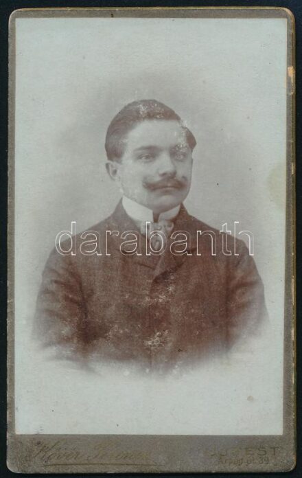 cca 1900 Férfiportré, keményhátú fotó Kövér Ferenc újpesti műterméből, kopott, 10,5×6,5 cm