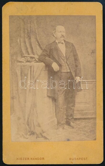 cca 1900 Férfi egész alakos portré, keményhátú fotó Kiszer Nándor budapesti műterméből, 10,5×6,5 cm