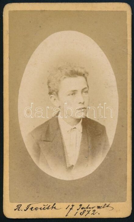 1872 Kisfiú portréja, keményhátú fotó Reisz és Funk újvidéki műterméből, 10,5×6,5 cm