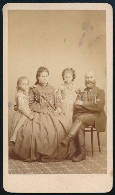 cca 1865 Családi portré, keményhátú fotó Veress Ferenc (1832-1916) kolozsvári műterméből, hátoldalon a műterem képével, 10,5×6,5 cm