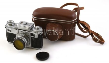 Kijev-4 szovjet fényképezőgép, Jupiter-8M 50mm f/2 objektívvel, színszűrő lencsével, sapkával, eredeti bőr tokjában / Kiev-4 Vintage USSR camera, with Jupiter-8M 50mm f/2 lens and yellow lens filter, in original leather case
