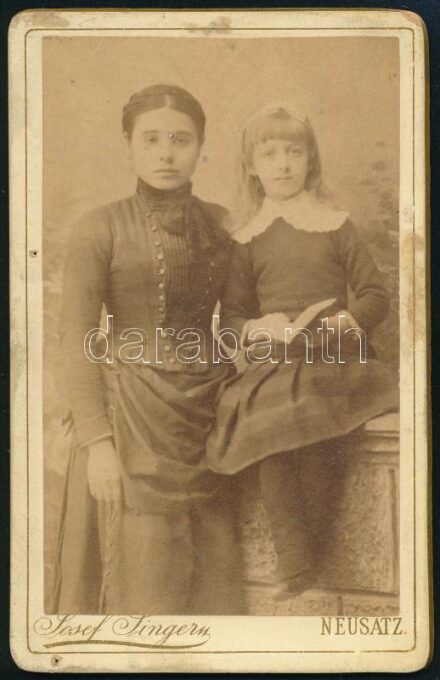 1885 Két lány portréja, keményhátú fotó Singer József újvidéki műterméből, 10,5×6,5 cm