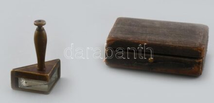 Ertel & Sohn prizma, XIX. sz. vége körül. Réz, üveg, jelzett, eredeti tokjában, korának megfelelő állapotban, h: 4,5 cm