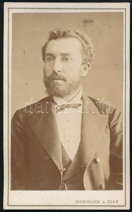 cca 1880 Férfiportré, keményhátú fotó Weinwurm & Sohn budapesti műterméből, aláírt fotó, 10,5×6,5 cm