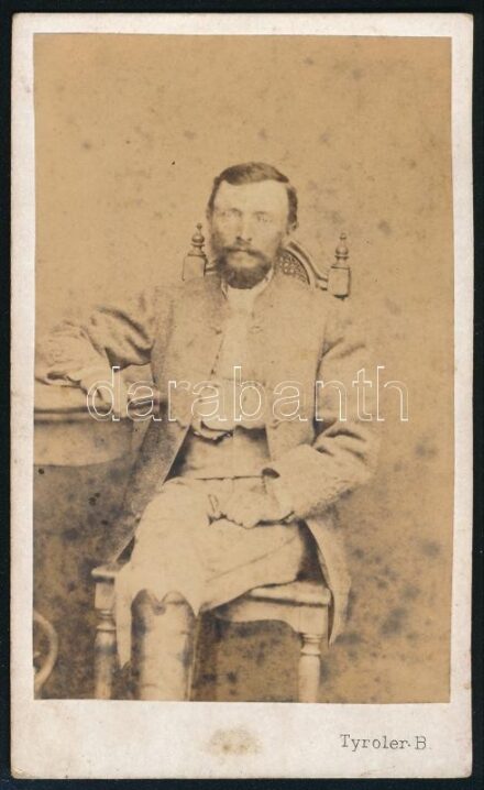 cca 1880 Férfiportré, keményhátú fotó Tyroler esztergomi műterméből, 10,5×6 cm