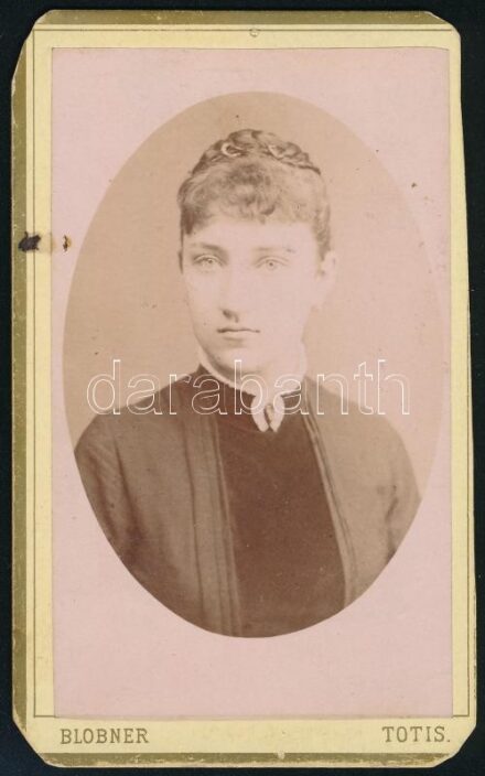 cca 1890 Női portré, keményhátú fotó Blobner tatai műterméből, vágott sarok, szélén foltos, 10,5×6,5 cm