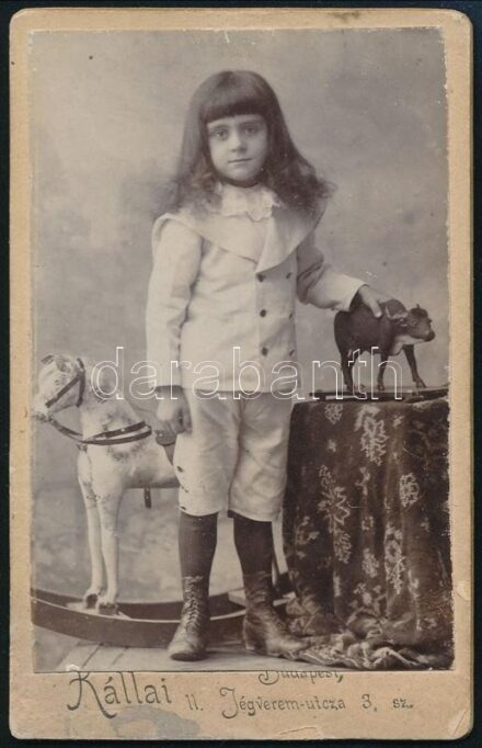 cca 1910 Kislány hintalóval, keményhátú fotó Kállai műterméből, 10,5×6,5 cm
