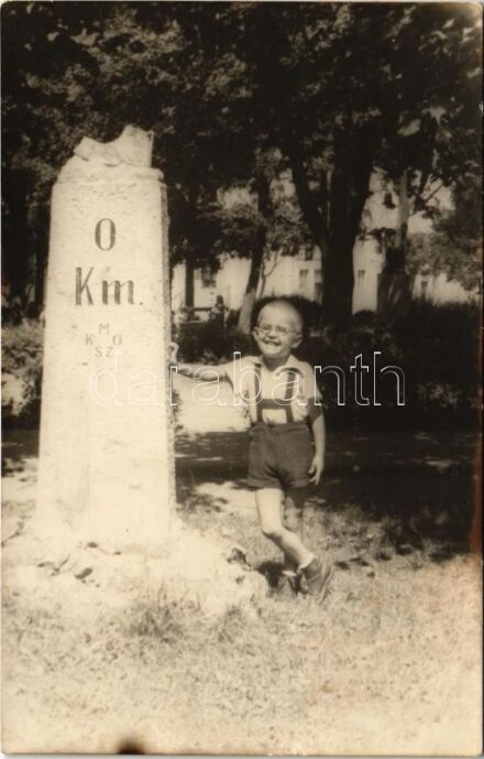 ~1938 Zirc, Bakancsos kőoszlop, 0 km-t jelző kőoszlop, bakanccsal a tetején, arra hívja fel a figyelmet, hogy a városból kellemes túrautak indulnak a Bakonyba. photo (fl)