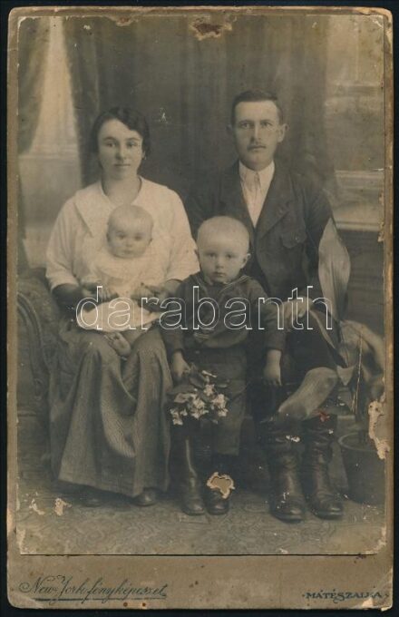 cca 1915 Családi portré, keményhátú fotó a New York fényképészet mátészalkai műterméből, felületi sérülésekkel, 16×10,5 cm