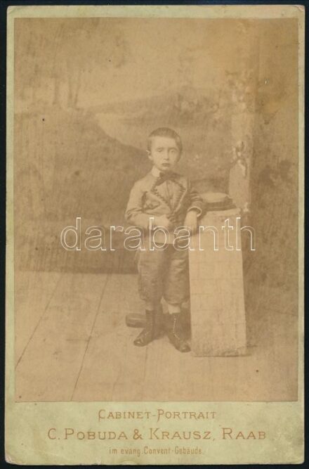 cca 1875 Gyerek műtermi portréja, keményhátú fotó Pobuda és Krausz győri műterméből, 16×10,5 cm