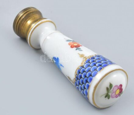 Herendi porcelán pecsétnyomó. Kézzel festett, jelzett, hibátlan, gravírozás nélkül, jelzés nem látható. m: 8 cm