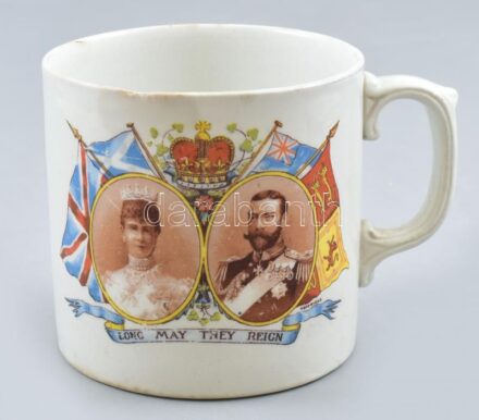 Angol uralkodói párt ábrázoló porcelánbögre, (V. György király, Teck Mária brit királyné matricás jelzett kopásokkal, m: 9 cm