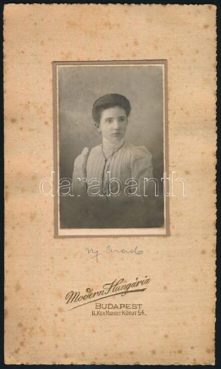 cca 1915 Hölgyportré, keményhátú fotó Modern Hungária budapesti műterméből, kartonra kasírozva, 8,5×6 cm