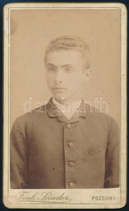 cca 1890-1900 Fiatalember portréja, keményhátú fotó Fink Sándor pozsonyi műterméből, vizitkártya, 11x6,5 cm