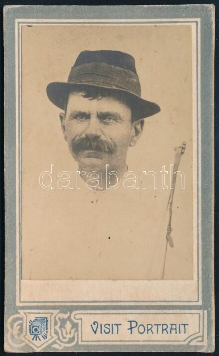 cca 1890-1910 Kocsis ostorral, keményhátú fotó, vizitkártya, 11x6,5 cm
