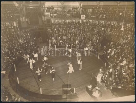 cca 1908-1909 Brüsszel, Cirque Beketow (a Fővárosi Nagycirkusz társulata) a Cirque Royal-ban, cirkuszi táncverseny, hátoldalán feliratozott, pecséttel jelzett fotó, törésnyommal, 24x18 cm / cca 1908-1909 Bruxelles, Brussels, Cirque