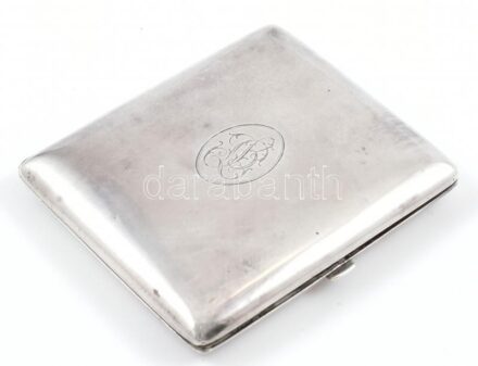 Ezüst (Ag) vésett cigarettatárca, apró horpadásokkal, nehezen záródik, 9x7,5cm, jelzett, nettó: 113 g