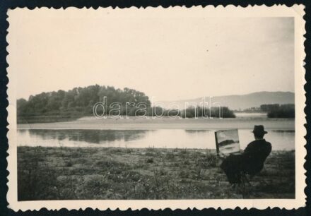 cca 1940 Sárdy Brutus (1892-1970) festőművész a Dunaparton fest, vintage fotó, 6x9 cm