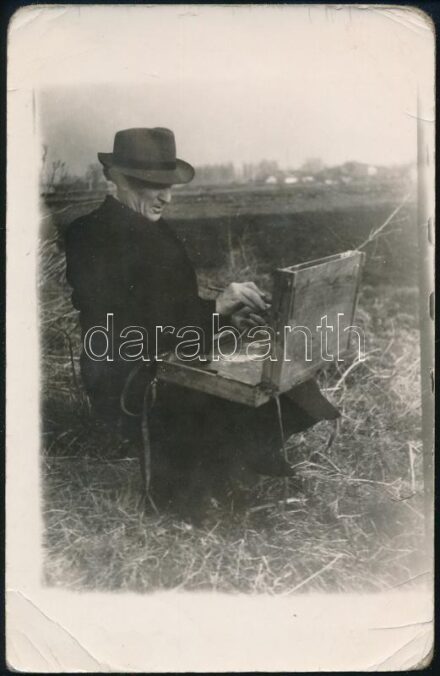 cca 1940-50 Sárdy Brutus (1892-1970) festőművész a szabadban fest, vintage fotólap, sarkaiban törésnyomokkal, 14x9 cm