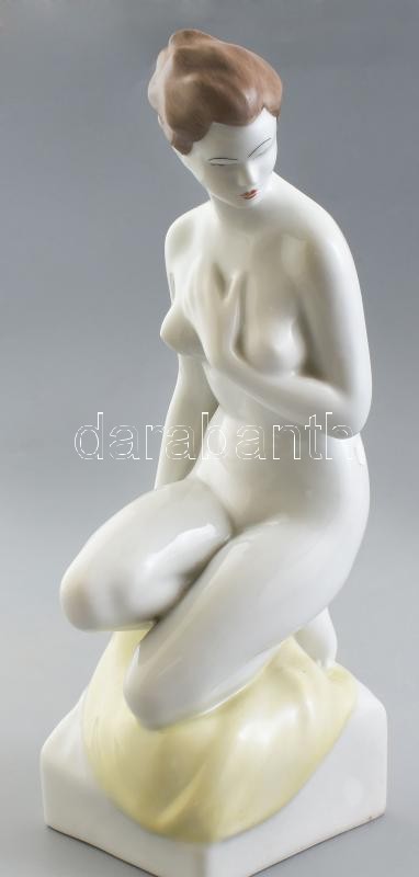 Hollóházi porcelán térdelő akt. Kézzel festett, jelzett, ragasztásnyommal, m: 30 cm