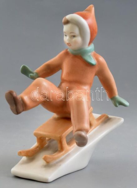 Aquincum szánkózó kislány, kézzel festett, jelzett, hibátlan m: 12cm (terv: 1960 Káldor Aurél)