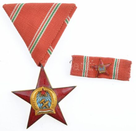 1949. 'A Magyar Népköztársasági Érdemérem arany fokozata' aranyozott, zománcozott bronz kitüntetés mellszalagon, miniatűrrel és szalagsávval, eredeti tokban T:1- NMK 534.