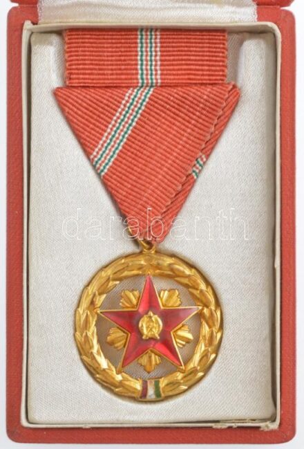 1954. 'Szocialista Munkáért Érdemérem' zománcozott bronz kitüntetés mellszalagon, szalagsávval, eredeti dísztokban T:1- NMK 603.