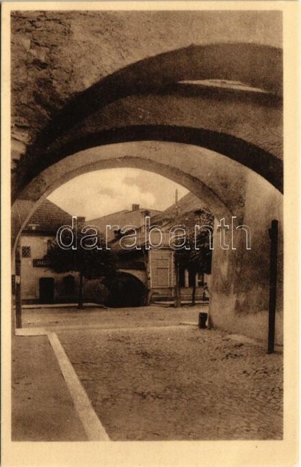 Késmárk, Kezmarok; Régi város részlete, üzlet / Alter Stadtteil. Wiener J. F. / old town, shop
