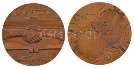 Asszonyi Tamás (1942-) 1972. 'Barátság olajvezeték 1962-1972 - 10 év' jelzetlen egyoldalas Br emlékérem pár dísztokban (72,5mm) T:1-