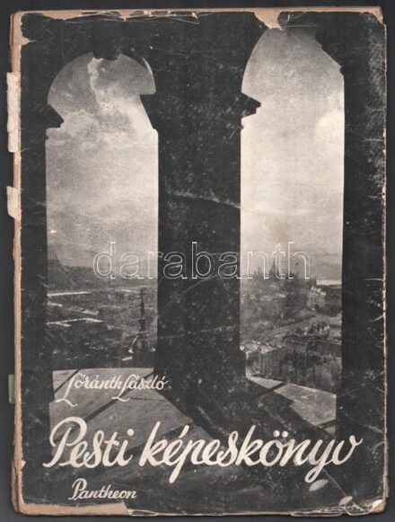 Loránth László: Pesti képeskönyv. Bp., 1937, Pantheon. Kiadói kartonált papírkötés, papírborítékban, a papírboríték kopott, szakadt, a gerincén a papírboríték hiányos, Gazdag fekete-fehér képanyaggal, a kép alatt versekkel.