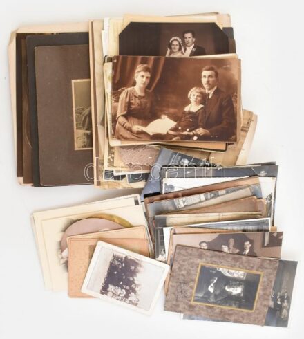 cca 1880-1960 kb. 50 db vegyes, részben keményhátú fotó, többségében portrék, részben életképek, tablófotók, néhány népviselet témájú. Többségében magyar műtermekből, részben jelzettek. Részben sérült, klf. méretekben.