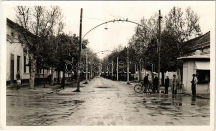 1941 Óbecse, Ó-Becse, Stari Becej; Kossuth Lajos út, kerékpár. Radoszávlyevits kiadása / street view, bicycle (Rb)