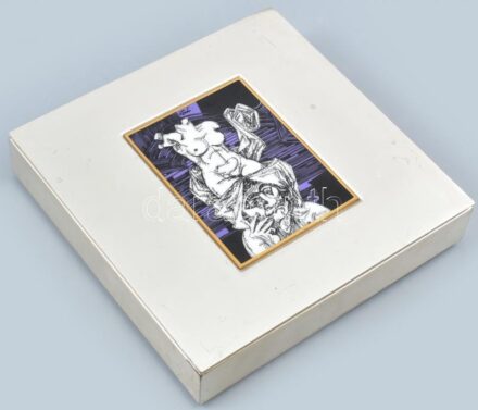 Hollóházi Szász Endre plakett, dobozra applikálva, (221/500) jelzés nem látható, porcelán hibátlan, doboz kopott, 19,5x19,5x4m, plakett: 8,5x11,5cm
