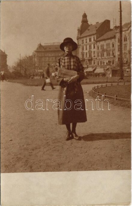 Budapest VIII. Baross tér, Imperial szálloda, Nemes üzlete, hölgy a Nemzeti Újság napilappal. photo