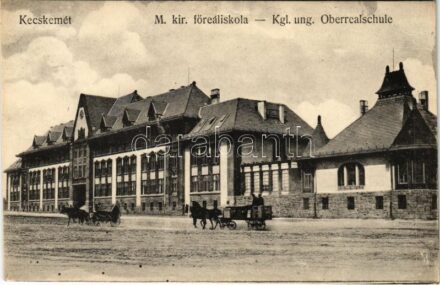 Kecskemét, M. kir. főreáliskola, lovaskocsik. Fekete Soma kiadása