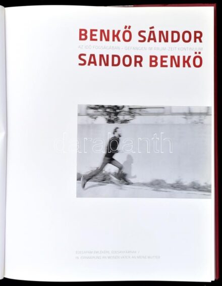 Benkő Sándor: Az idő fogságában - Gefangen im Raum-Zeit Kontinuum. Társalgó Galéria, 2010. Kiadói kartonált papírkötésben, papír védőborítóval, újszerű állapotban.
