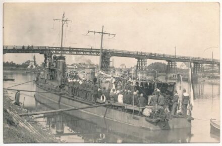 A Magyar Királyi Folyamőrség 'Szeged' őrnaszádja (monitor), katolikus szentmise a fedélzeten / Hungarian Royal River Guard ship, Catholic mass on deck. Hungária fényképészet (Győr) photo