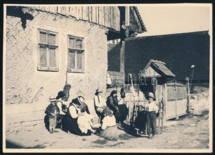 cca 1940 Hímző-fonó asszonyok csoportja egy erdélyi faluban, fotó, szép állapotban, 12,5×17,5 cm