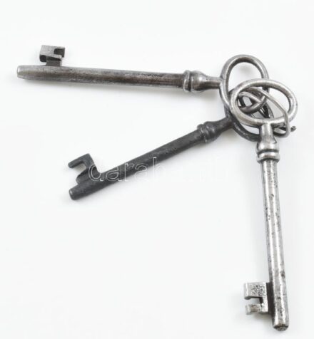 Nagyméretű pincekulcs, kopásnyomokkal, 3 db. m.: 10 cm.