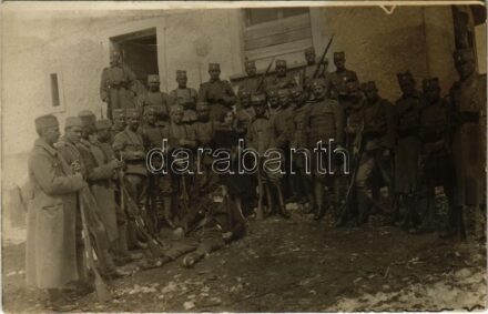 Első világháborús szláv (?) katonák egy hölgy társaságában, lábuk előtt egy halott civillel / WWI military photo, soldiers with a lady, dead man at their feet (fa)