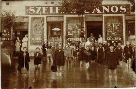 1926 Kecskemét, Szeless János fűszerkereskedő üzlete, gazdasági eszközök, terményáru, bor, sör és pálinka mérés, Dreher sör, gyerekek vízben állnak árvíz idején. Vásári nagy utca 123. (ma Petőfi utca), photo (fl) +