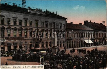 1918 Szolnok, Piac tér, Honvéd szobor avatási ünnepsége, takarékpénztár, Dr. Szegő fogorvos, Boros Béla, Peresz Lajos üzlete. Szigeti H. fényképes felvétele (EK)
