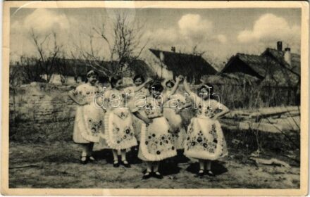 1934 Kalocsai népviselet. Photo Bressey (EK)